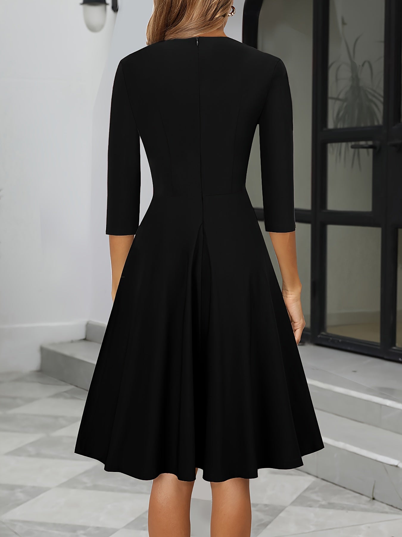 Damen Kleid | mittellange Silhouette mit ruhigem Aufbau