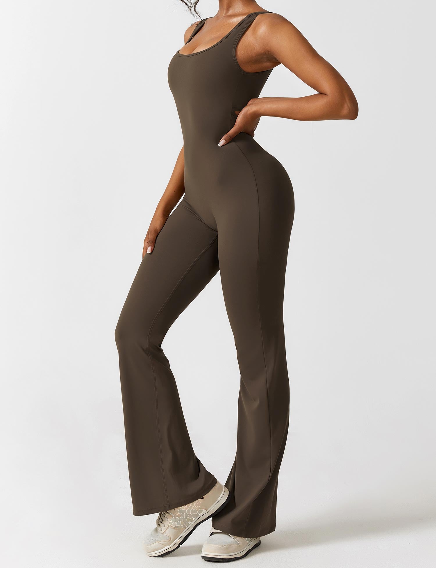 Jumpsuit Damen | Rückenausschnitt mit ausgestelltem Bein